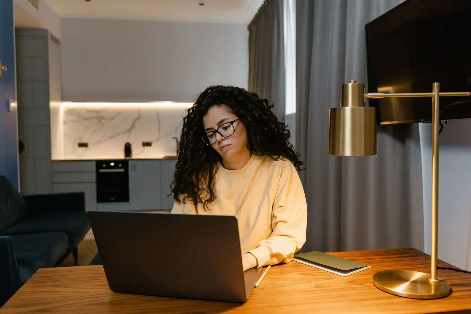 Asistente virtual latina trabajando con laptop en su oficina en casa