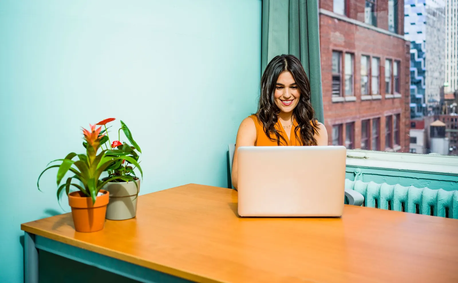 Directora latina revisando propuestas desde su escritorio