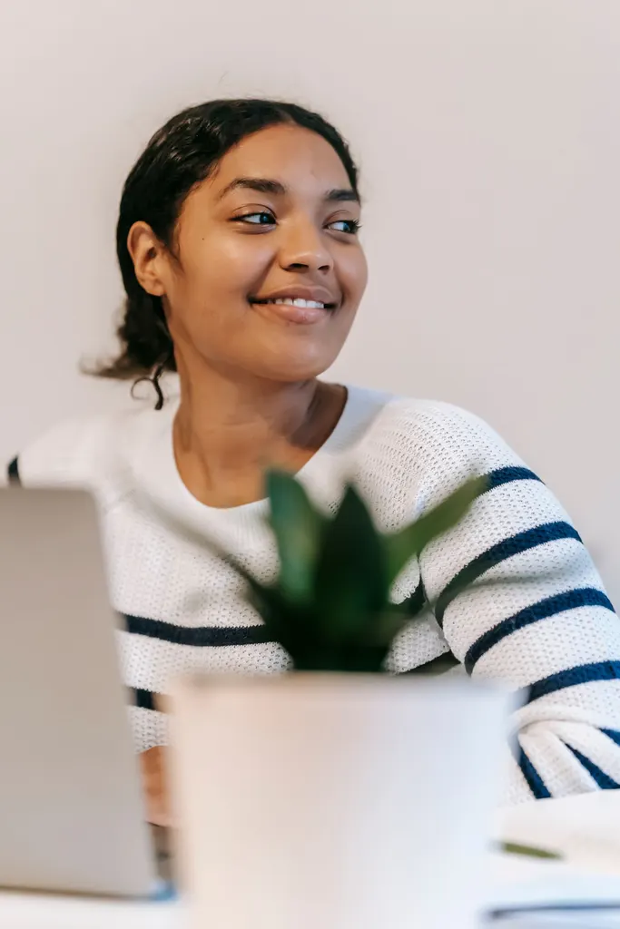 Asistente latina en formación continua trabajando desde casa