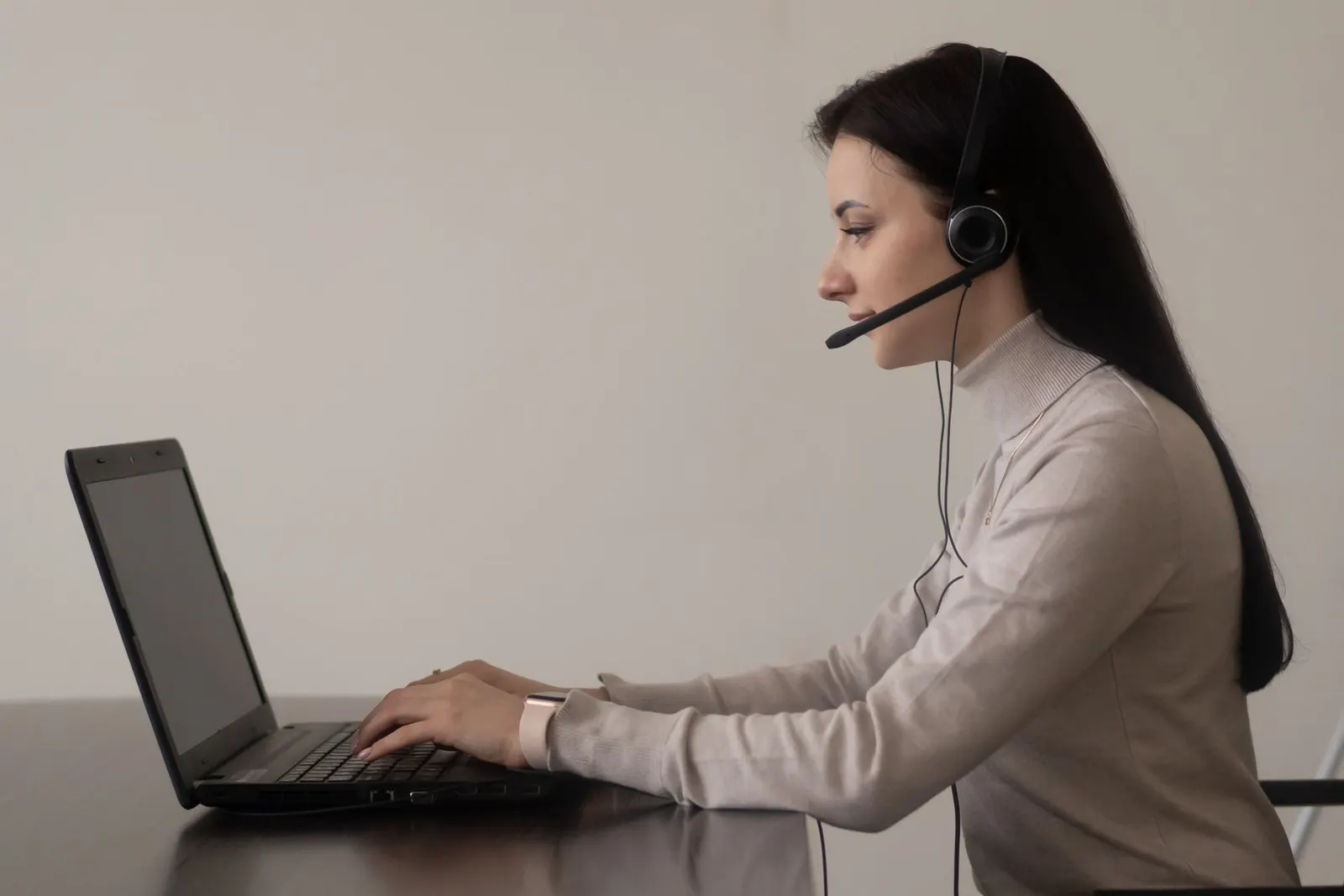 Asistente latina con diadema atendiendo a clientes desde casa en español e inglés